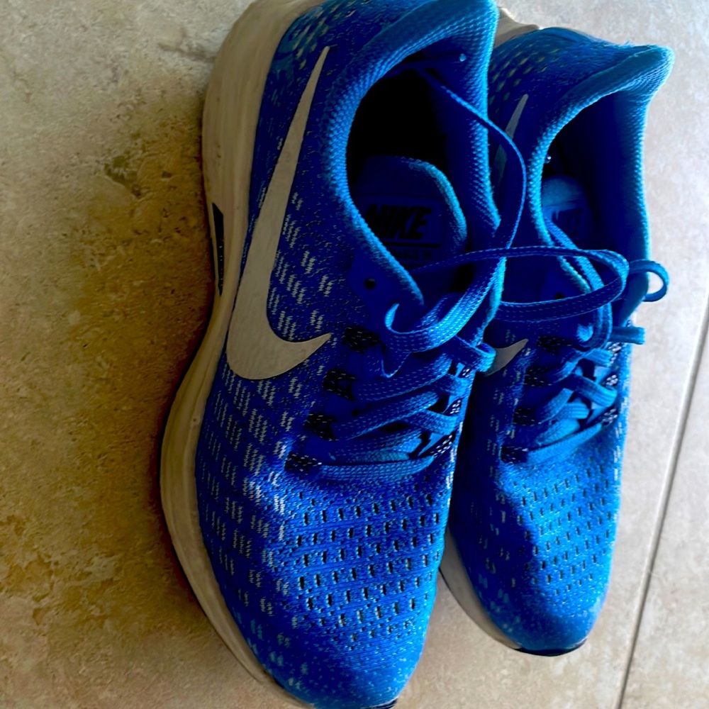 Boys Nike running shoes- blue - size 4 good condition…